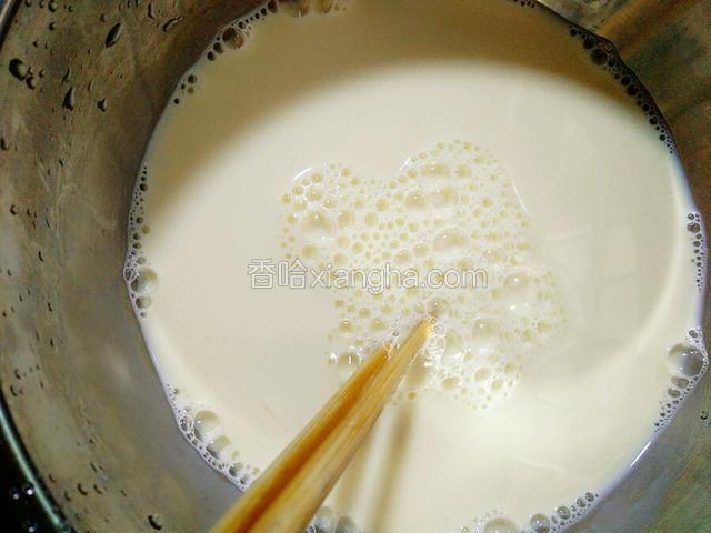 将牛奶和蛋液顺同一个方向打匀。