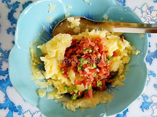 将图4锅里的食材倒入图2的碗里搅拌均匀即可。