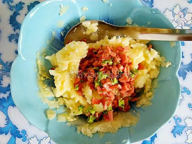 将图4锅里的食材倒入图2的碗里搅拌均匀即可。