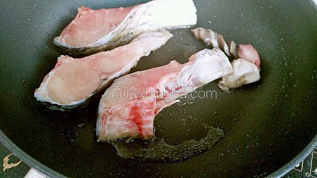 把鲤鱼块下锅中，小火慢煎