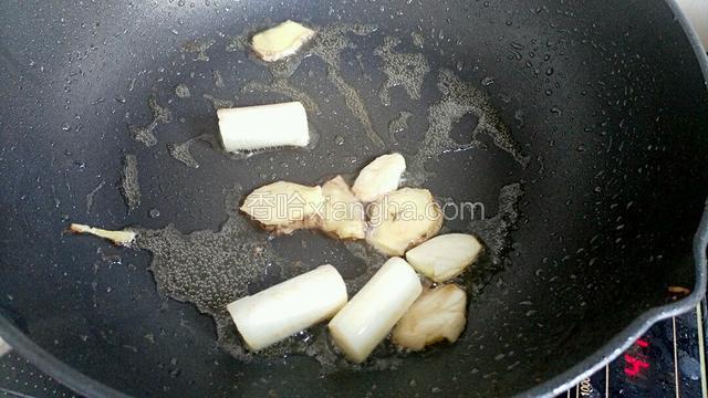 锅内留底油，把葱姜蒜，放入爆炒