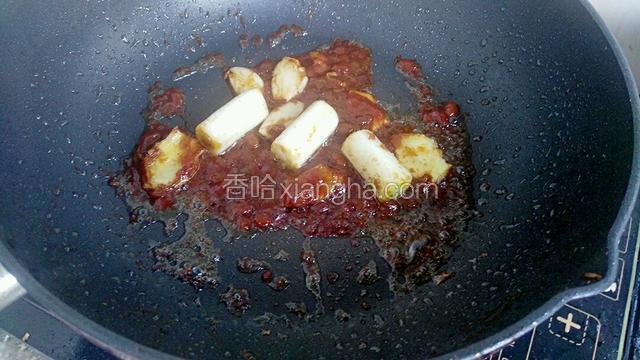 再倒入黄豆酱，小火慢炒