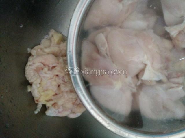 鸡翅根去皮，去骨。