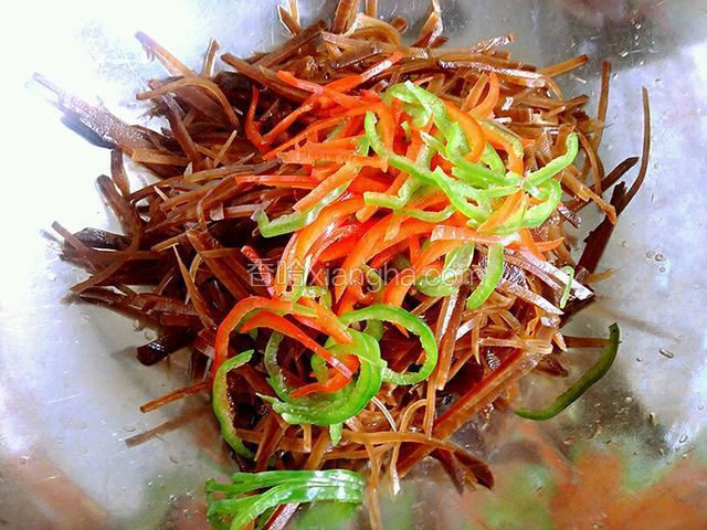 拿一干净小盆，把大头菜丝和青红椒丝倒入盆内，准备调拌大头菜