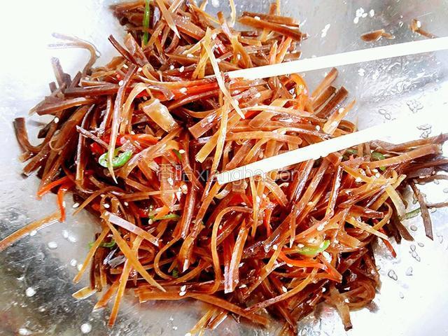 然后用筷子把大头菜拌均匀，待白糖和鸡精都溶化，就可装盘食用了