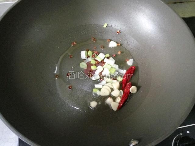 下葱蒜干辣椒花椒炒出香味