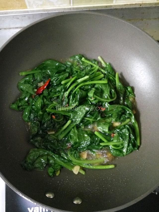 加入适量盐糖生抽翻炒入味，出锅前放适量蚝油提鲜