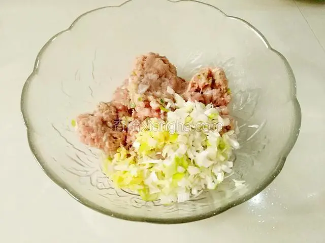 准备好猪肉馅，这是剁好的肉馅，只放葱姜剁碎滴！没放酱油。一部分葱姜切好准备拌馅。
