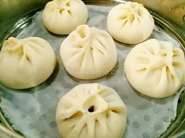 上锅蒸喽。蒸包子也是要一次性添加足够清水。上气开始计时，20分钟后关火。再焖两分钟后开锅盖。