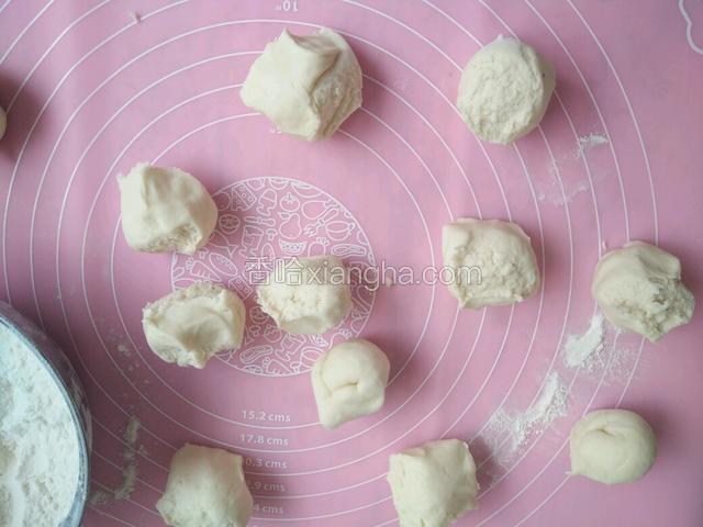 发好的面再次揉匀，揪成相同的小剂子。