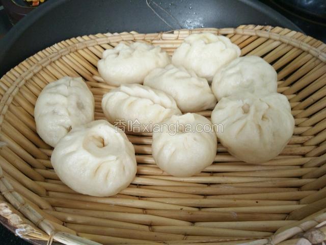蒸熟后，关火闷两分钟，然后把包子拿出来。