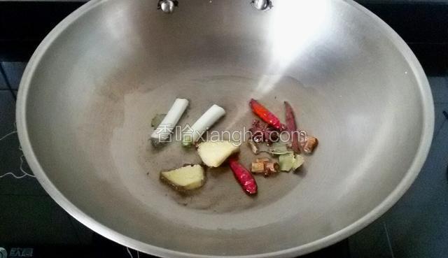 锅中放适量花生油，放葱姜干辣椒花椒大料爆香。