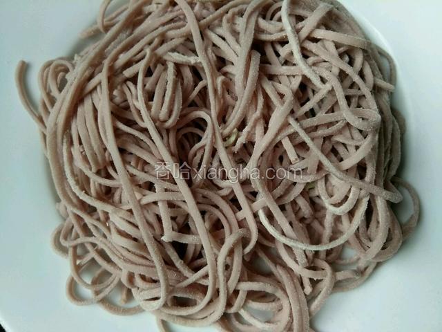新鲜蔬菜面条备用（可以用其他品种的任何面条）