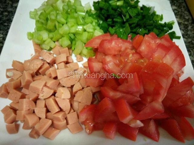 芹菜杆切粒，韭菜切碎，西红柿亲粒，火腿肠切粒备用
