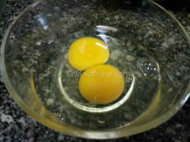 鸡蛋打散备用