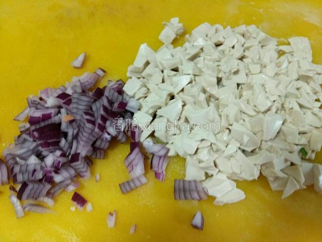 洋葱切粒，豆腐切粒备用