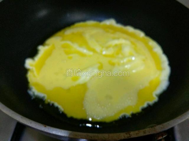 热油锅下鸡蛋液入锅煎，煎凝固出锅备用