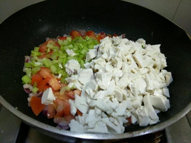 加西红柿，豆腐入锅翻炒