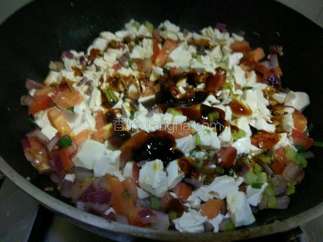 给盐，老抽，蚝油搅拌均匀