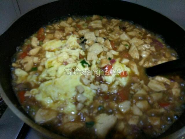 放入煎好的鸡蛋搅拌均匀