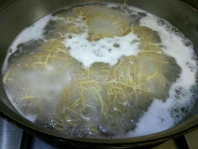 面条水滚放入锅中煮熟