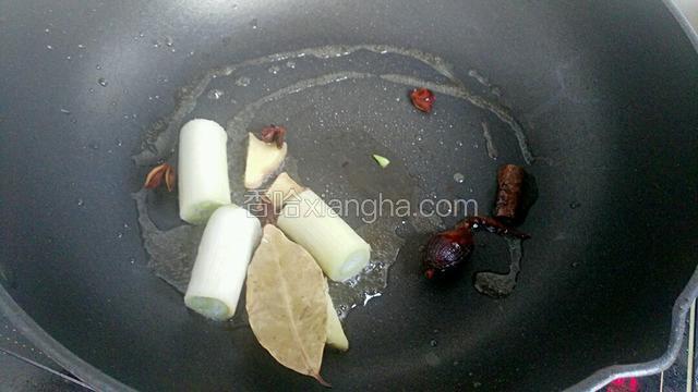 另起锅放少许油，下葱姜香料爆炒