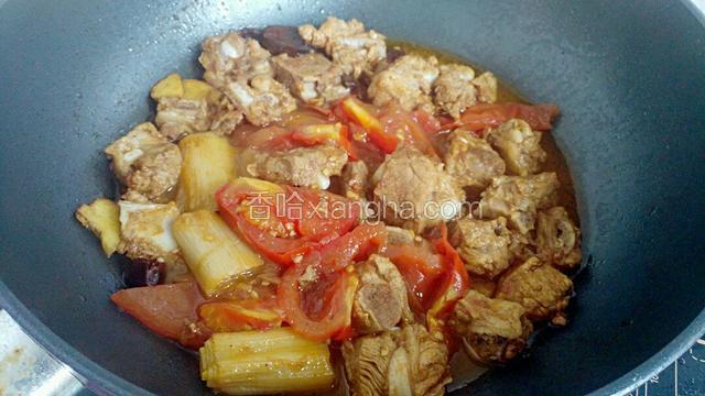 中小火焖煮，25分钟  汤汁收浓后即可关火