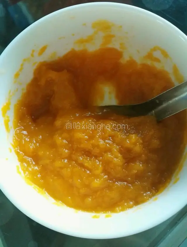 南瓜去皮蒸熟压成泥