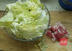 Illustration of how to make braised vermicelli with cabbage and pork 1