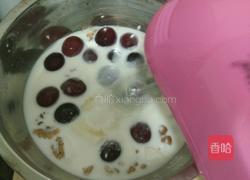 自制核桃葡萄酸乳特别奶昔的做法图解4