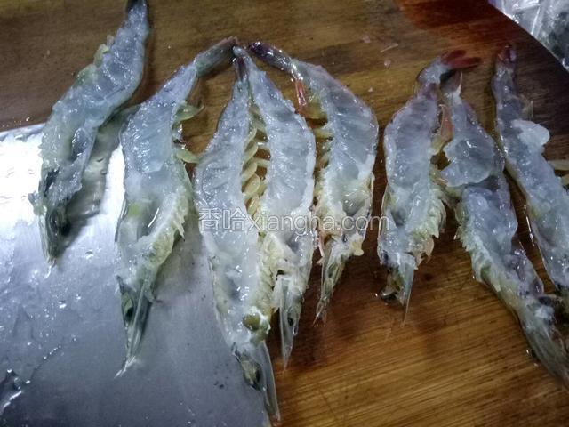 剖成两半，抽掉虾肠，洗净