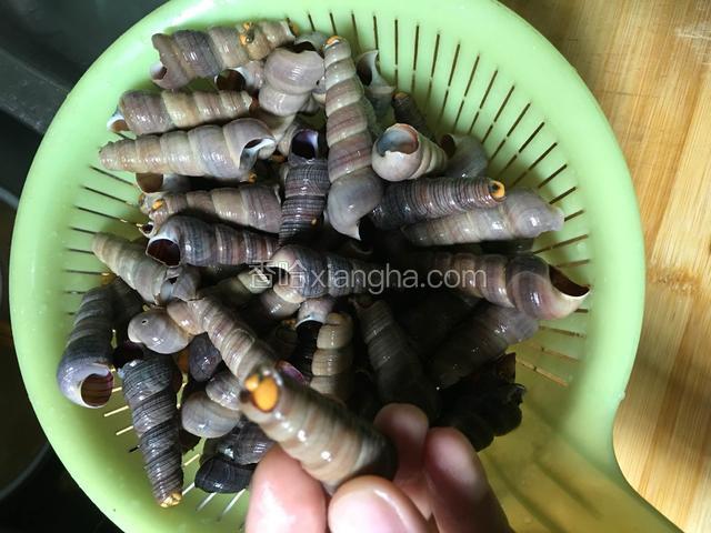 洗干净控水备用，选后面敲开漏黄的比较好