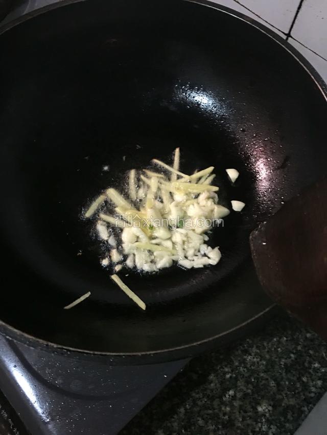 热锅下花生油 在下姜 蒜炒出香味