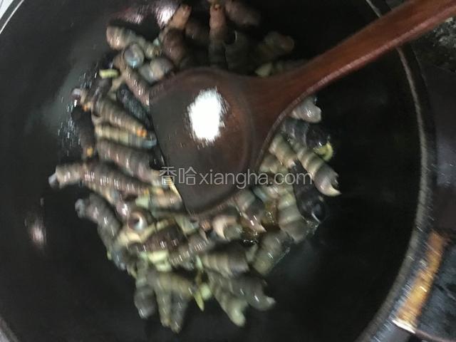下料酒 盐 白糖 生抽 翻炒