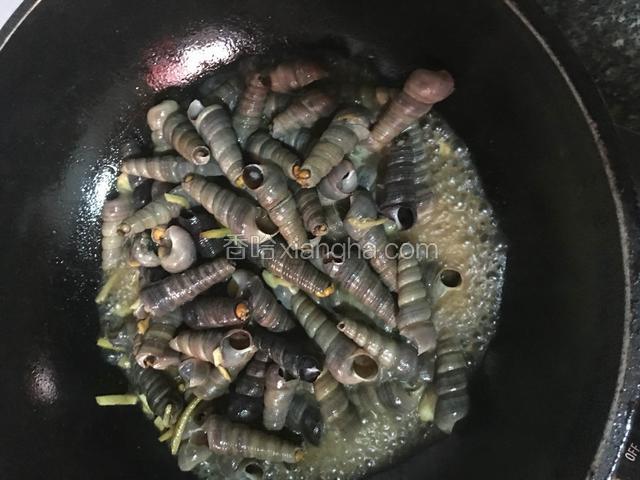下小半碗水烧两分钟下鸡精即可