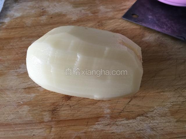 莲藕洗干净去皮.