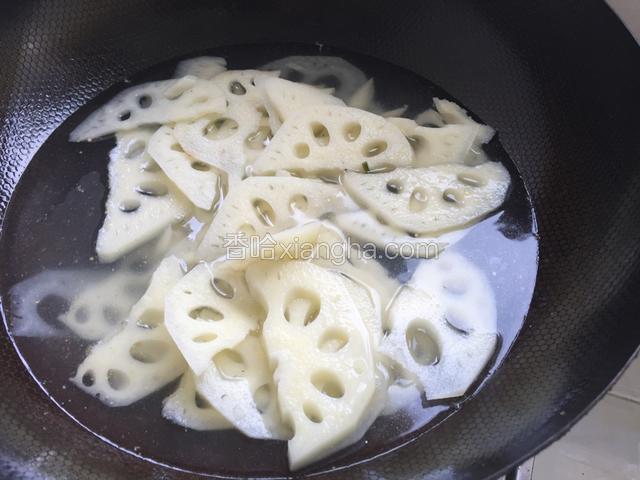 烧开水.把莲藕稍微煮一下.不要时间过久.水倒掉放凉