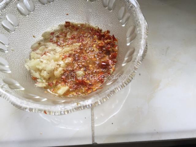 大蒜和辣椒.放一起.烧很热的油浇至辣椒
