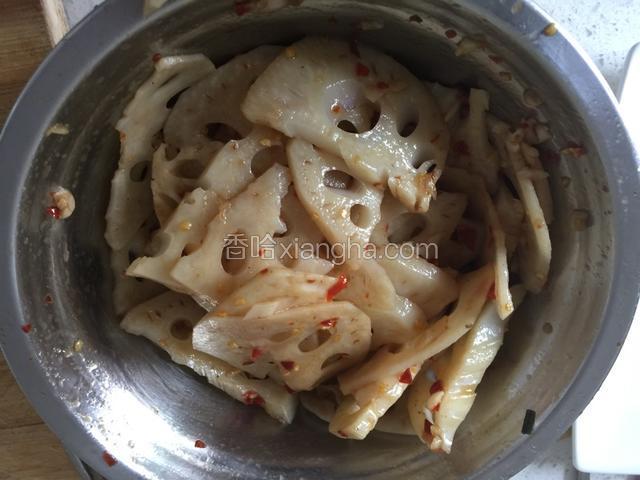 倒在莲藕里面拌好.