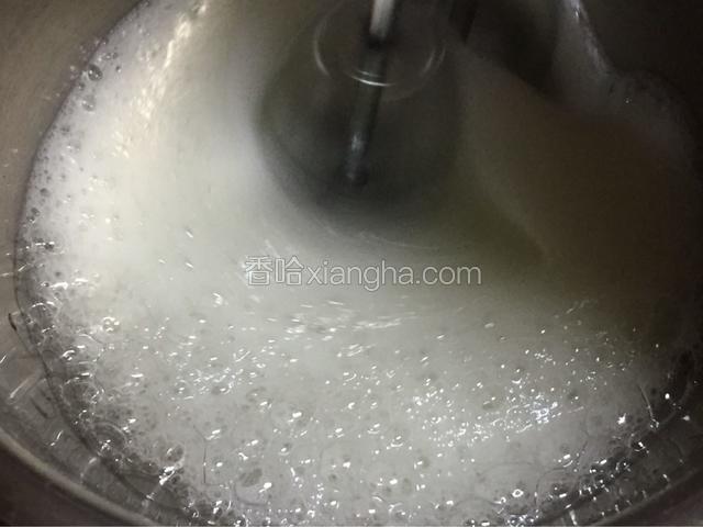 打到粗泡加入第一次砂糖20g，继续搅打