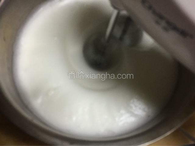 泡泡细腻了，放入第二次砂糖20g