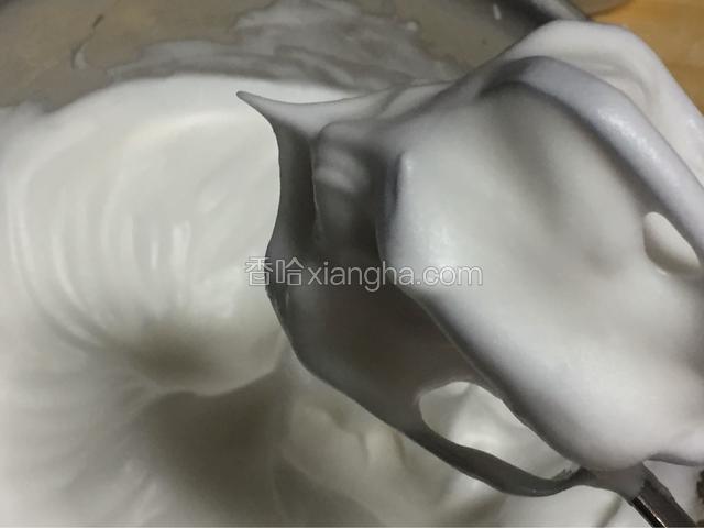 蛋白打到提起来呈现尖峰状，不会弯曲，分三次加入蛋黄糊