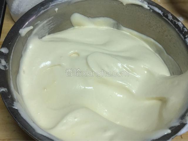 最后把翻拌好的蛋糊倒入剩余的蛋白糊中，翻拌均匀
