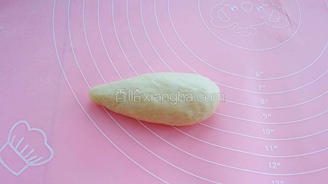 把醒发好的面团揉成胡萝卜状。