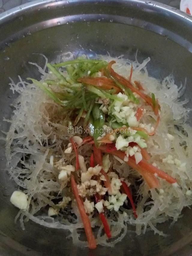 把青红椒丝，蒜末放入石花菜上面，然后倒入调好的调味汁。拌匀即可