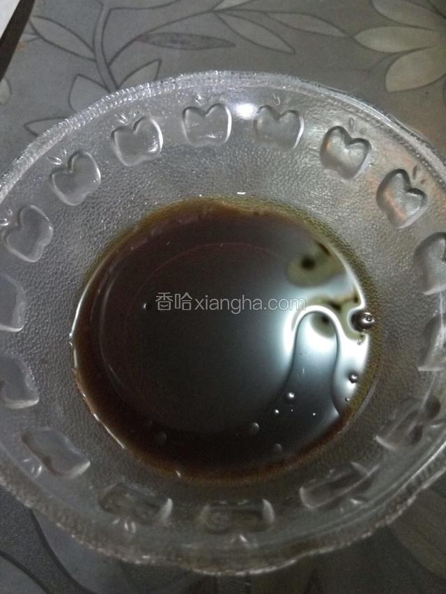 把适量盐，醋，香油，白糖，生抽搅拌均匀调成汁