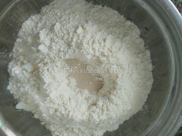 面粉中间挖坑放酵母；