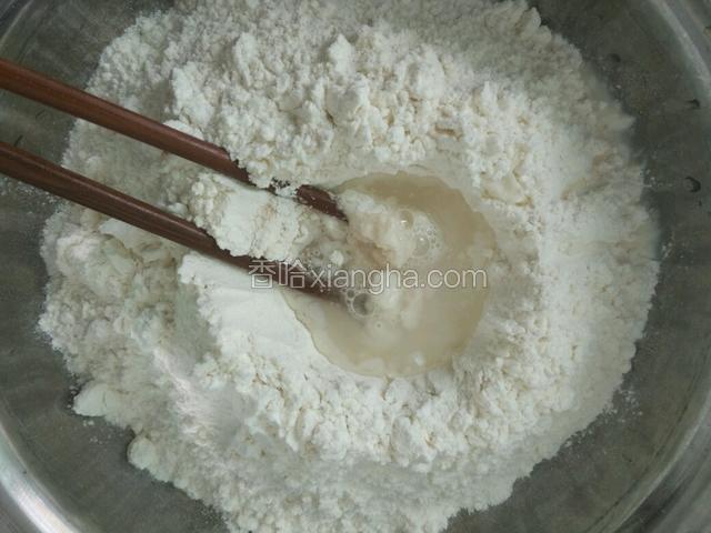 再放少许温水把酵母发湿；