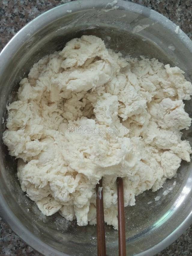 再倒入适量温水把面粉拌成无干粉状；
