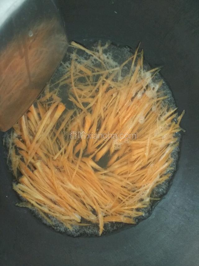 红萝卜切丝飞水一下，去生就行了，再捞出切细丁；